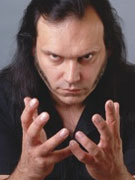 Stranger Things': Ator de Eddie ouviu “muito metal” e ganhou camiseta  vintage da viúva de Dio
